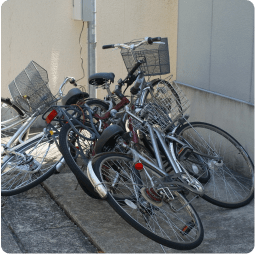 マンションや店舗などに放置されている自転車の画像